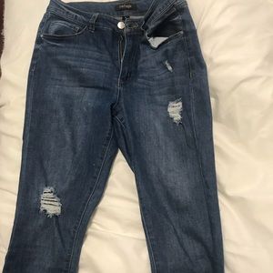 Ripped jeans with lagged ankle